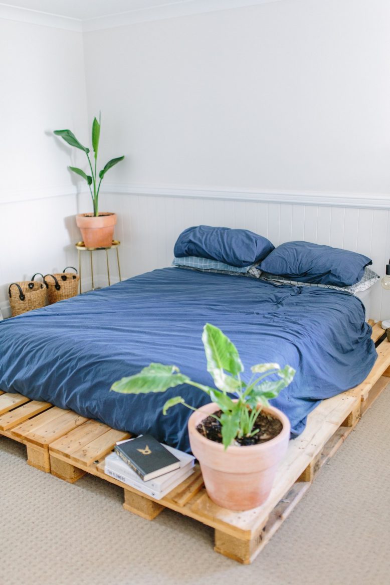 how to make a pallet bed