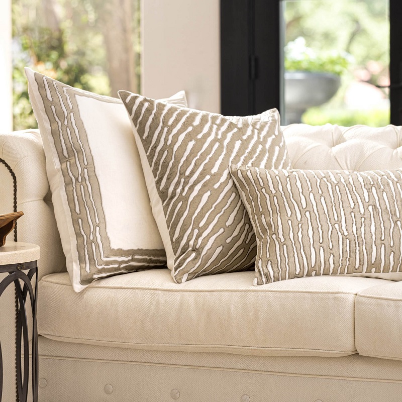 How to Choose Throw Pillows for Your Sofa: Tips and Tricks